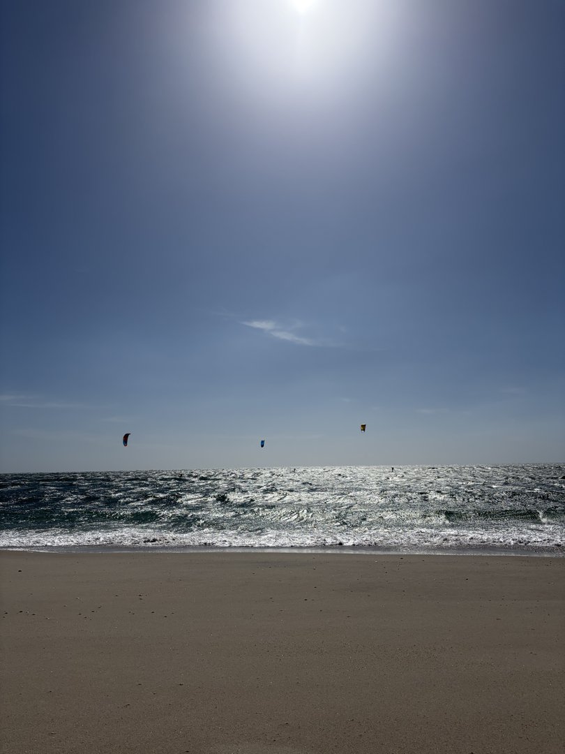 Kites en Barra en un brillante día de Nortada