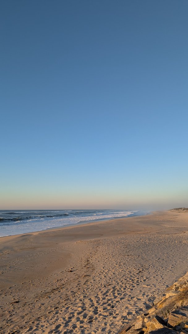 Sable désert de Vagueira avec l'océan à côté