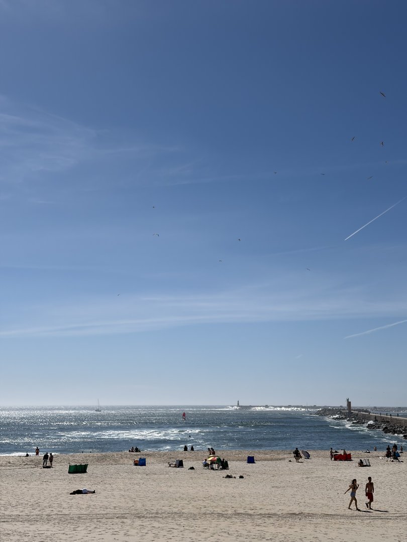 Playa Praia da Barra con el espigón a la vista