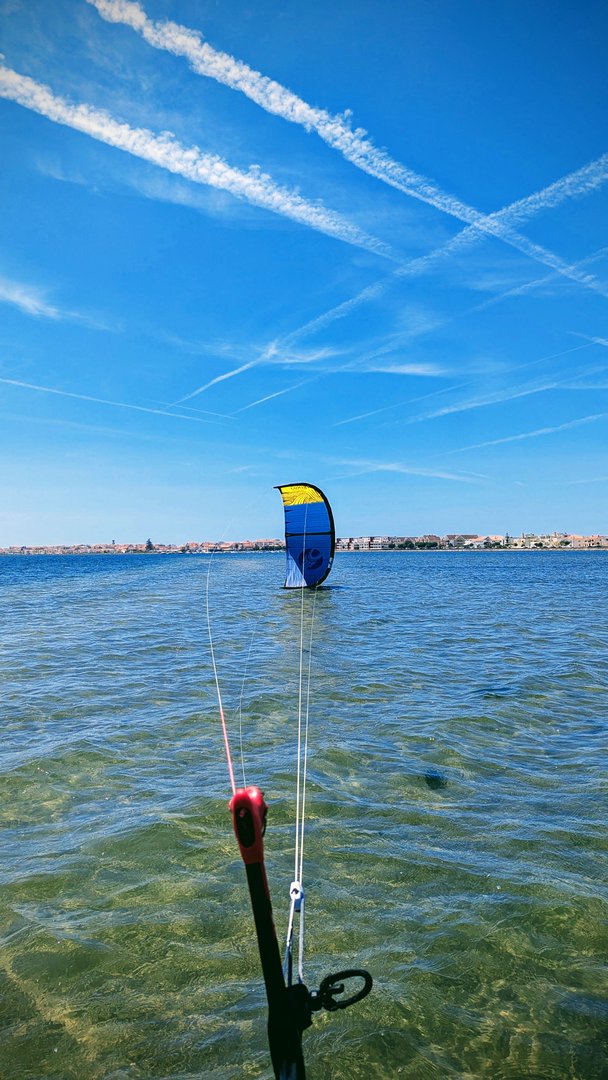 Session de foil et de kite sur une eau légèrement clapoteuse à Estacas