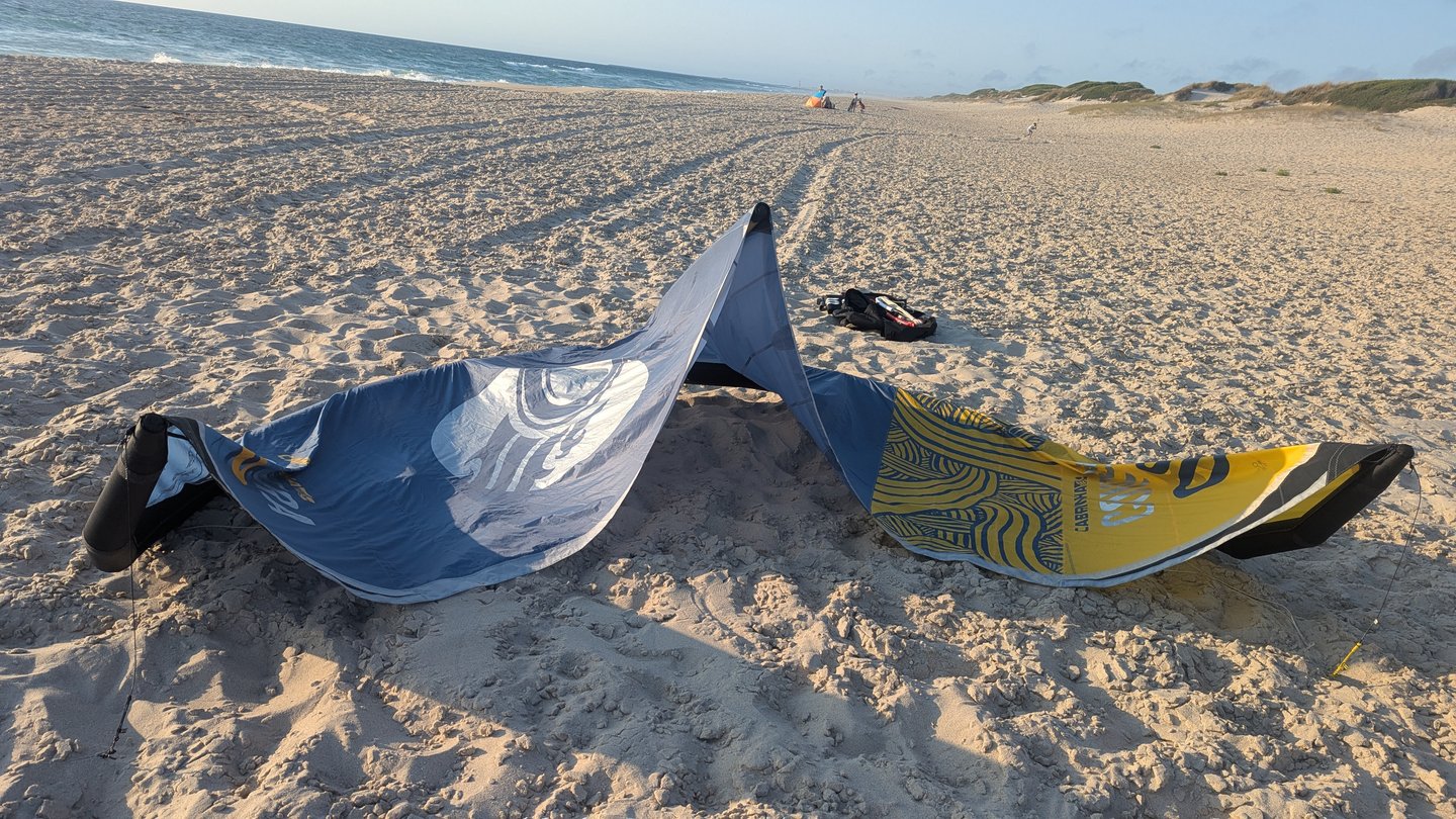 Matériel de kite déployé sur le large sable de Vagueira