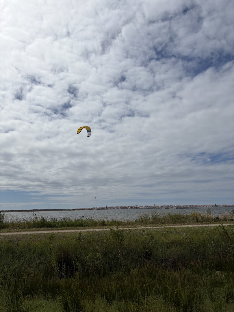 Vista desde la pequeña zona de lanzamiento del campo hacia Ervas con una kite en la distancia