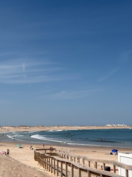 A wide view of the beach at Cantinho showing the surf and the wooden access walkway. — Cantinho (Costa de Peniche), Peniche, Portugal
