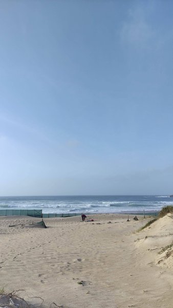 A view of the sandy beach and ocean waves at Cantinho. — Cantinho (Costa de Peniche), Peniche, Portugal