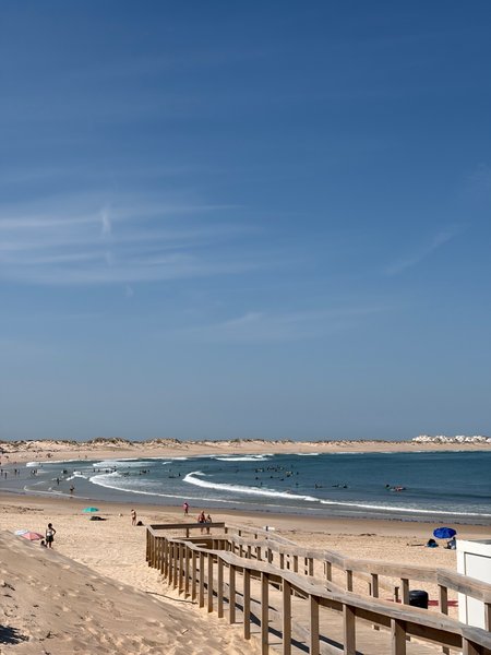 A wooden boardwalk leads to the sandy beach and ocean waves at Cantinho, Peniche. — Cantinho (Costa de Peniche), Peniche, Portugal