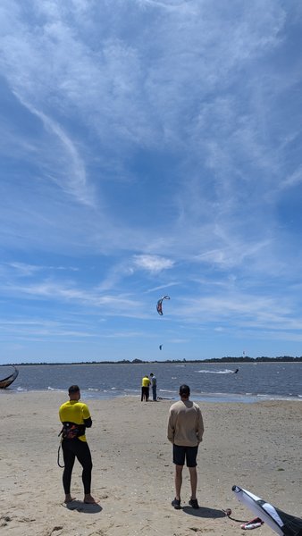 Kitesurfers on the water at Ria de Aveiro in Murtosa, Portugal. — Murtosa (Ria de Aveiro), Murtosa, Portugal