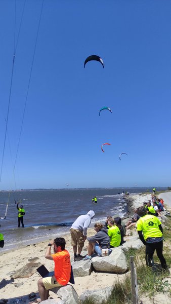 Spectators and kitesurfers at the water's edge in Murtosa. — Murtosa (Ria de Aveiro), Murtosa, Portugal