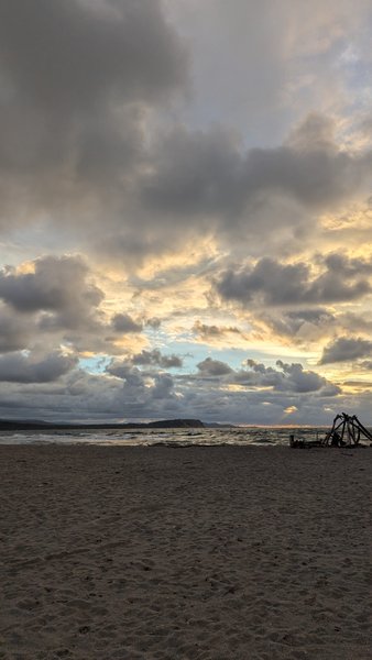 A wide view of the beach and choppy sea at Rena Majore under a dramatic evening sky. — Rena Majore (Sardenha), Aglientu, Sardinia, Italy