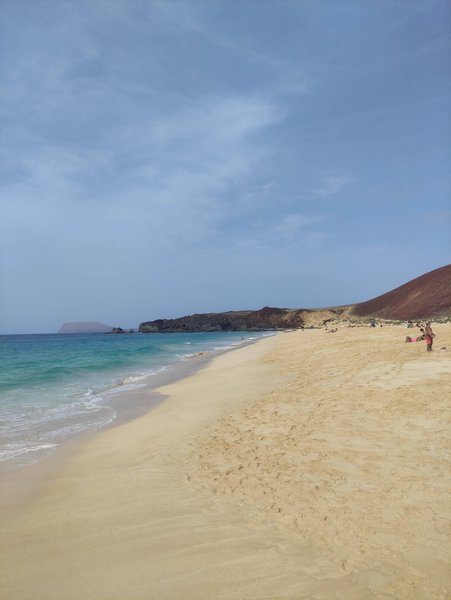 A wide view of the sandy beach and turquoise water at Playa las Conchas. — Playa las Conchas (La Graciosa), Teguise, Canary Islands, Spain