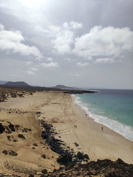 An elevated wide view of the sandy beach and turquoise waters at Playa las Conchas. — Playa las Conchas (La Graciosa), Teguise, Canary Islands, Spain