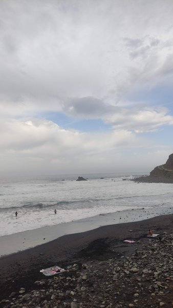 View of the dark sand beach and breaking waves at Almáciga. — Almáciga (Anaga Coast), Santa Cruz de Tenerife, Canary Islands, Spain