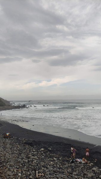 Overcast view of the beach and surf at Almáciga. — Almáciga (Anaga Coast), Santa Cruz de Tenerife, Canary Islands, Spain