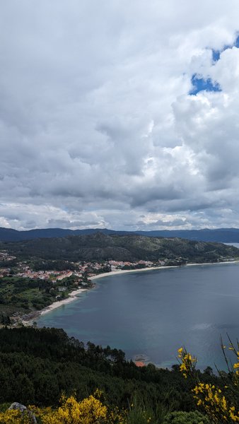 A wide landscape view of the bay and beach at Ancoradoiro. — Ancoradoiro (Louro), Muros, Galicia, Spain