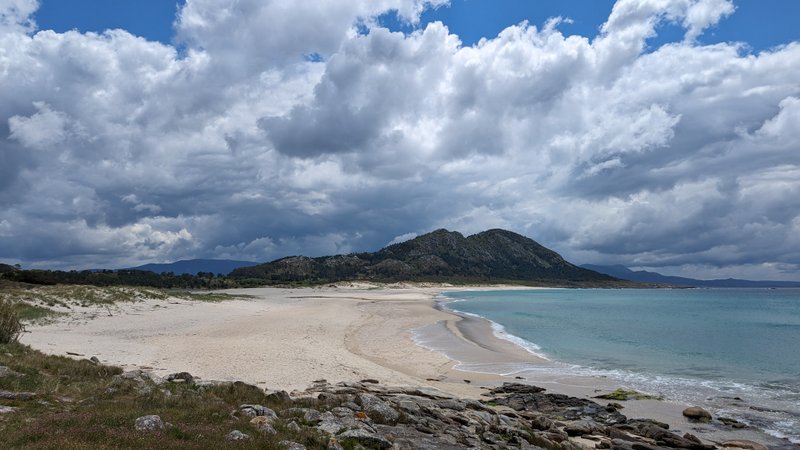 A wide view of the sandy beach and bay at Ancoradoiro under a cloudy sky. — Ancoradoiro (Louro), Muros, Galicia, Spain