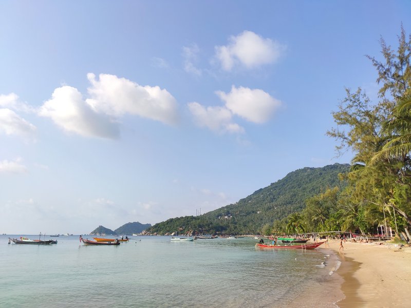 A wide view of Sairee Beach with traditional boats anchored in calm water. — Plage de Sairee (Ko Tao), Ko Pha-ngan District, Thailand