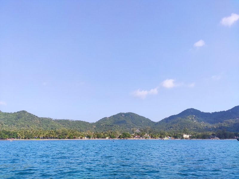 A wide view of the water and coastline at Sairee Beach under a clear sky. — Plage de Sairee (Ko Tao), Ko Pha-ngan District, Thailand