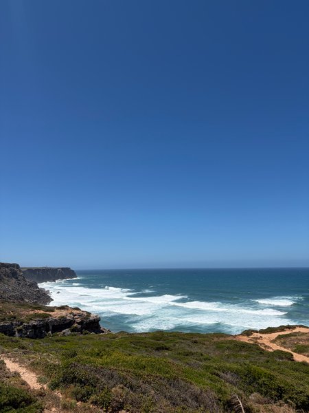 A view of the waves and rocky cliffs at Telheiro Beach. — Praia do Telheiro (Sagres), Sagres, Portugal
