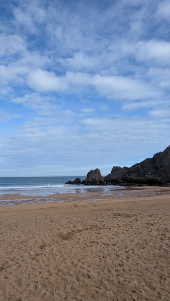 A wide view of Laga beach with its characteristic rock formations and the ocean. — Lago (Urdaibai), Elantxobe, Autonomous Community of the Basque Country, Spain