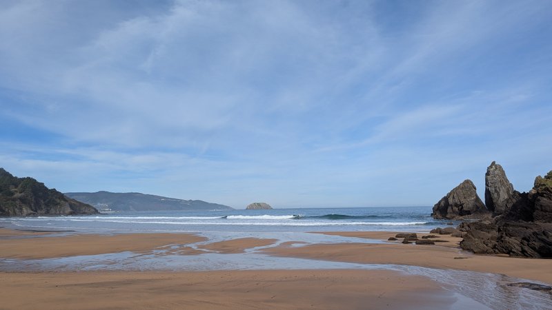 A wide view of Laga beach showing the surf conditions and surrounding cliffs. — Lago (Urdaibai), Elantxobe, Autonomous Community of the Basque Country, Spain