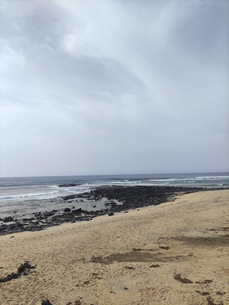A view of the sandy beach and rocky reef at Golden Eye, La Graciosa. — Golden Eye (La Graciosa), Spain