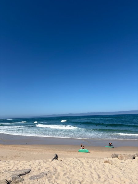 A wide view of the beach and ocean at Praia do Labrego with small figures on the sand. — Praia do Labrego (Aveiro), Vagos, Portugal