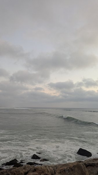 Waves breaking near the shore at Praia do Labrego under an overcast sky. — Praia do Labrego (Aveiro), Vagos, Portugal