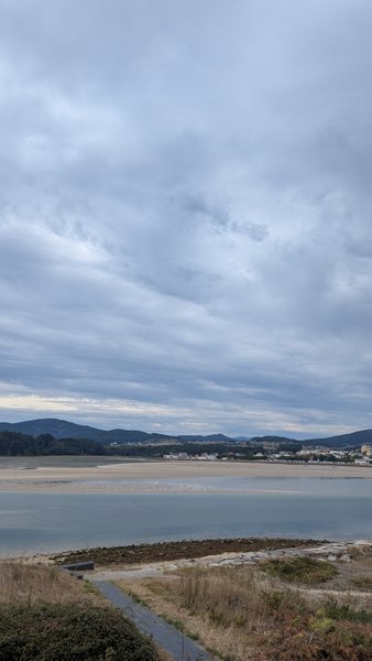 A wide view of the tidal estuary and sandbars at La Charca under an overcast sky. — La Charca (Costa da Foz), A Anguieira, Galicia, Spain