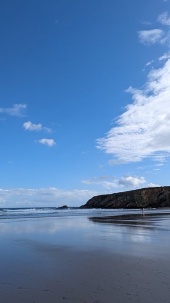 The wide sandy beach of Peñarronda at low tide with cliffs in the distance. — Peñarronda (Tapia de Casariego), Castropol, Asturias, Spain