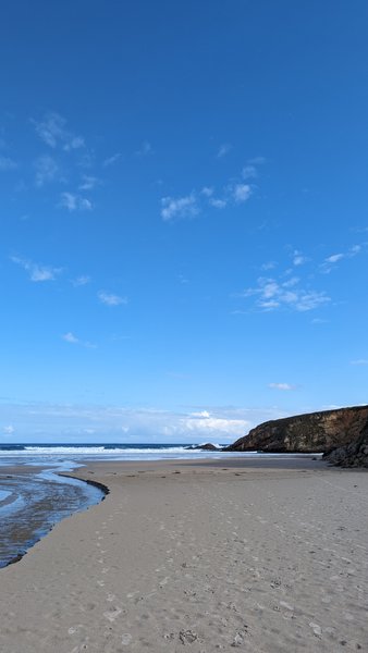 A wide sandy beach with breaking waves and cliffs at Peñarronda. — Peñarronda (Tapia de Casariego), Castropol, Asturias, Spain