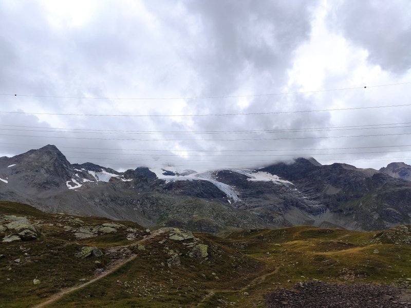 Mountain peaks and glaciers under a cloudy sky at Bernina Pass. — Bernina Pass (Maloja), Pontresina, Grisons, Switzerland