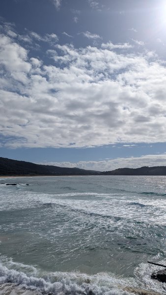 Waves breaking in the bay at Cobas with hills in the background. — Cobas (Ferrol), O Porto, Galicia, Spain
