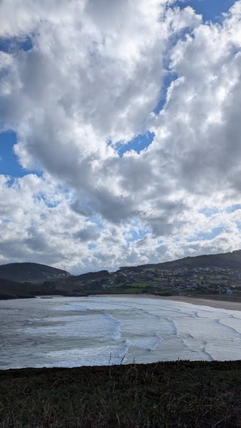 A wide view of the beach and surf at Pantin under a cloudy sky. — Pantin (Valdoviño), Valdoviño, Galicia, Spain