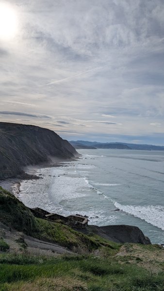 An elevated view of the rocky Barrika coastline with waves breaking on the shore. — Barrika (Pais Vasco), Sopela, Autonomous Community of the Basque Country, Spain