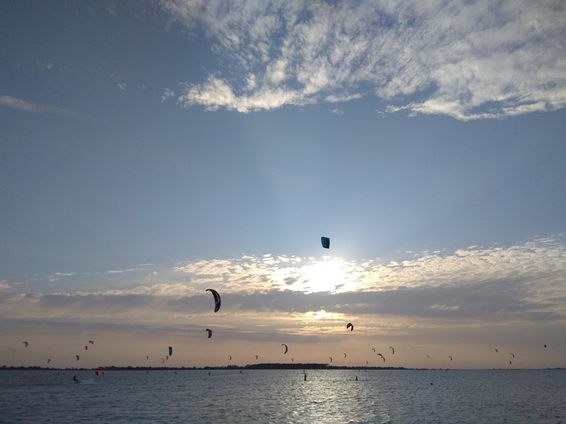 Kitesurfers on the water at Lo Stagnone lagoon during sunset. — Lo Stagnone (Marsala), Marsala, Sicily, Italy