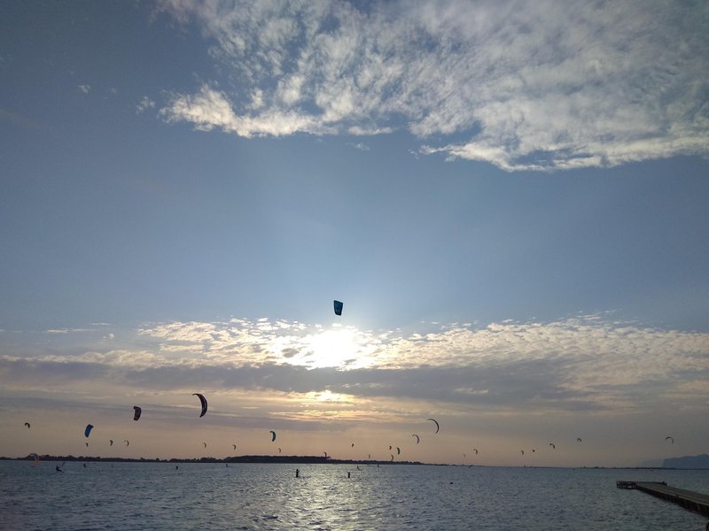 Kitesurfers on the water at Lo Stagnone during sunset. — Lo Stagnone (Marsala), Marsala, Sicily, Italy