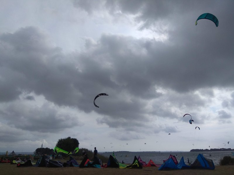 Kitesurfers and equipment on the beach under a cloudy sky at Lo Stagnone. — Lo Stagnone (Marsala), Marsala, Sicily, Italy