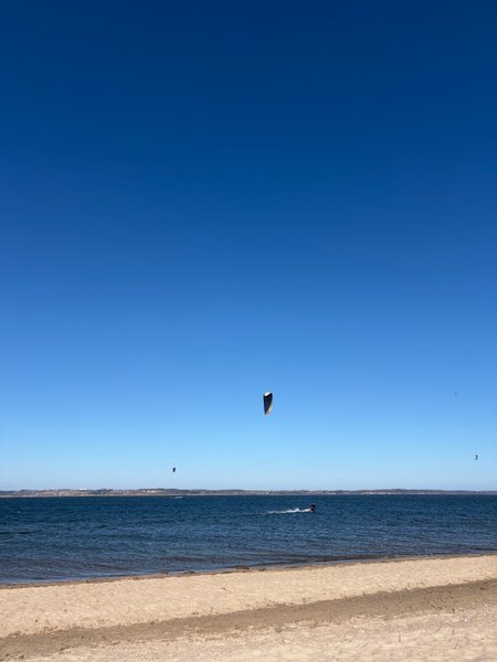 Kitesurfing at Rewa beach on a sunny day. — Cypel (Rewa), Rewa, Pomeranian Voivodeship, Poland