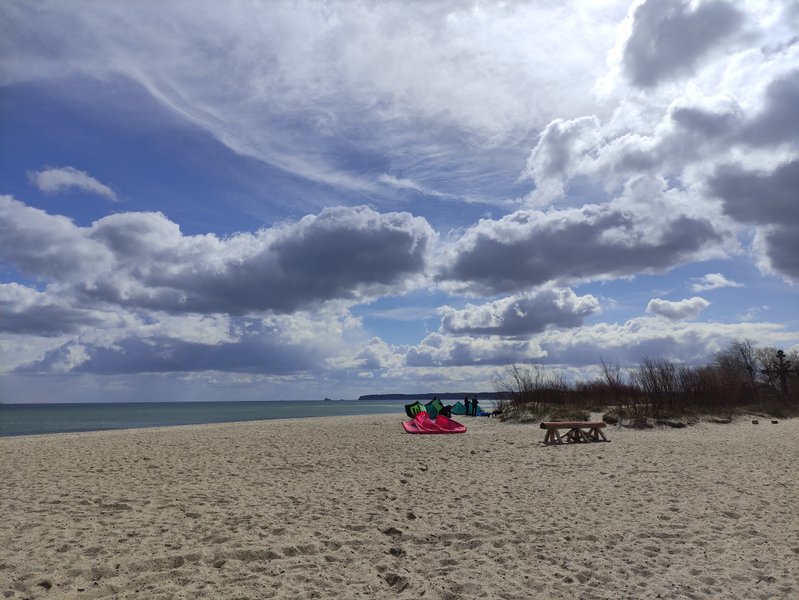 A wide sandy beach at Rewa with kites prepared on the sand. — Cypel (Rewa), Rewa, Pomeranian Voivodeship, Poland