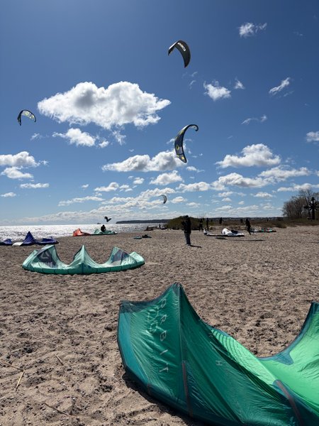 Kitesurfers preparing and riding at the beach in Rewa. — Cypel (Rewa), Rewa, Pomeranian Voivodeship, Poland
