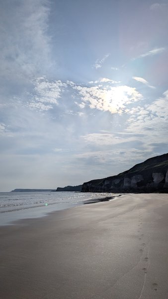 A view of the sandy beach and iconic white cliffs at Portrush. — As Rochas Brancas (Portrush), Portrush, Northern Ireland, United Kingdom