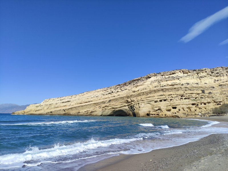 A view of the sandy beach and the iconic sandstone caves at Matala bay. — Matala (Crete), Tybakio Municipal Unit, Greece