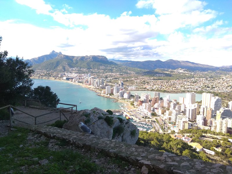 Elevated panoramic view of the Calpe coastline and Cantal Roig beach area. — Cantal Roig (Calpe), Calp, la Marina Alta, Spain