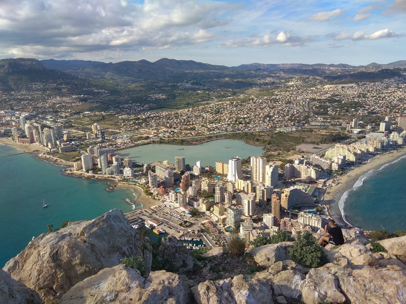 A panoramic high-angle view of the Calpe coastline including Cantal Roig beach. — Cantal Roig (Calpe), Calp, la Marina Alta, Spain