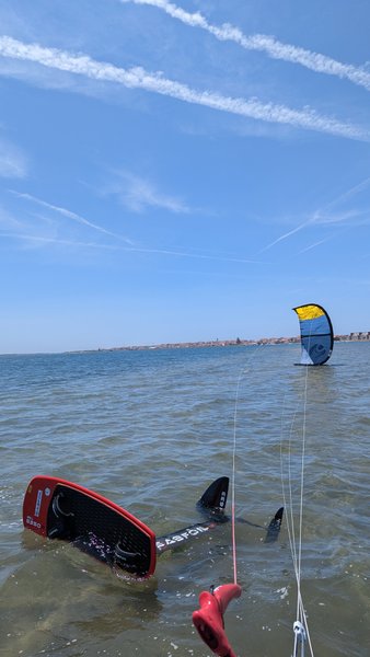 A kitesurf foil board and kite on the water at the Costa Nova lagoon. — Costa Nova - Biarritz (Ria de Aveiro), Ílhavo, Portugal