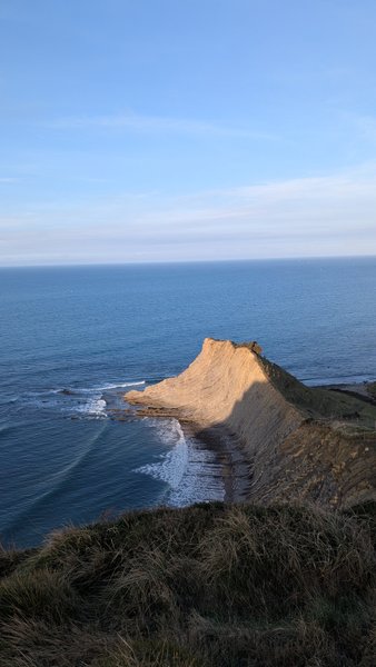 A view of the dramatic cliffs and coastline at Itziar on the Deba Coast. — Itziar (côte de Deba), Deba, Autonomous Community of the Basque Country, Spain