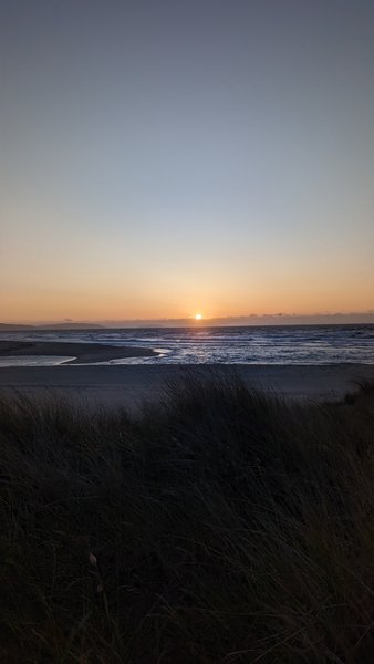Sunset over the beach and lagoon area at Playa de Baldaio. — Praia de Baldaio (Bergantiños), A Pedra do Sal, Galicia, Spain