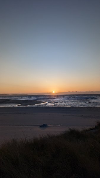 A view of the sunset over the beach and ocean at Playa de Baldaio. — Praia de Baldaio (Bergantiños), A Pedra do Sal, Galicia, Spain