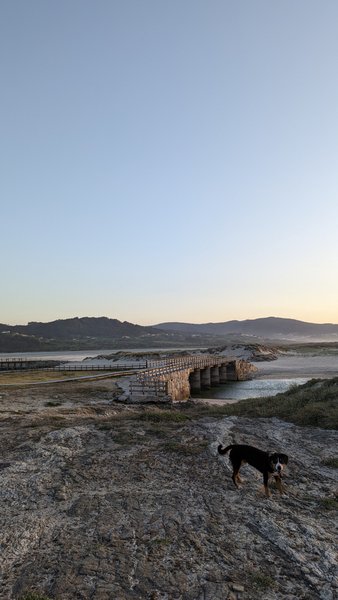 A stone bridge over the lagoon area at Playa de Baldaio. — Praia de Baldaio (Bergantiños), A Pedra do Sal, Galicia, Spain
