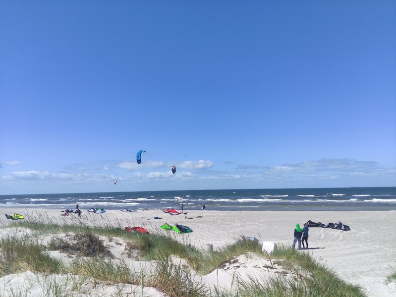 Kitesurfers on the wide sandy beach at Skanörshamn. — Skanörshamn (Costa de Falsterbo), Skanör med Falsterbo, Sweden