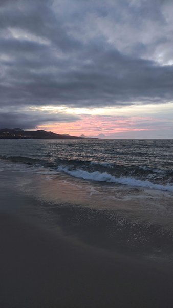 A view of the shoreline and waves at sunset under a cloudy sky. — La Barra (Los Giles), Las Palmas, Canary Islands, Spain